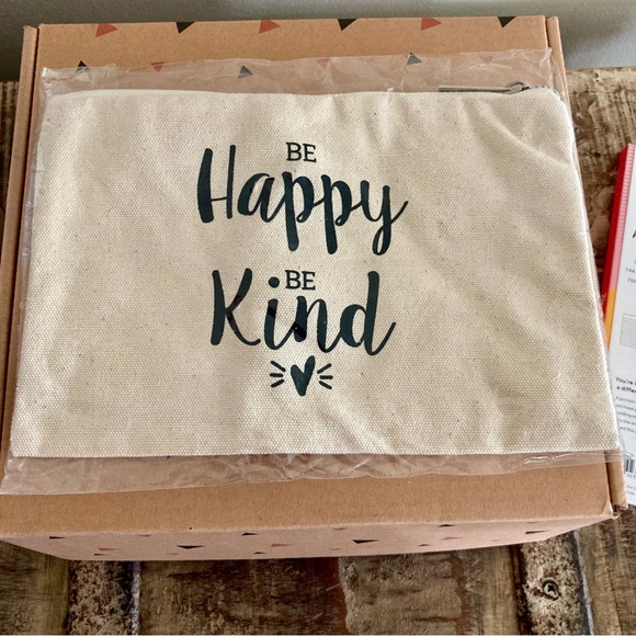 Gift Box with Cup, Makeup Bag, & Notebook - New - Milky Chic - Picture 10 of 15